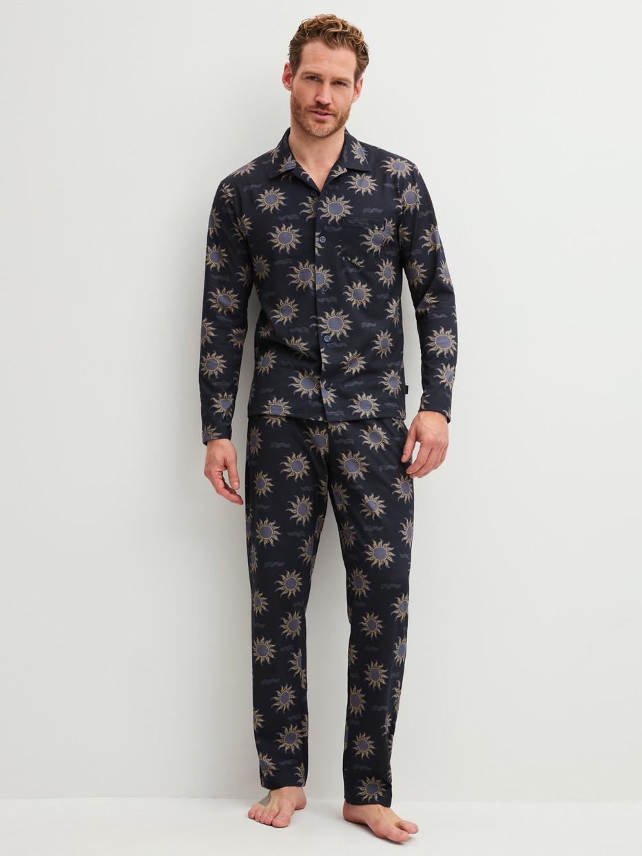 Herren-Model trägt Pyjama mit Knöpfen aus 100% Baumwolle in Blau, Gemustert aus Serie EDITION 85 von CALIDA, Vorderansicht