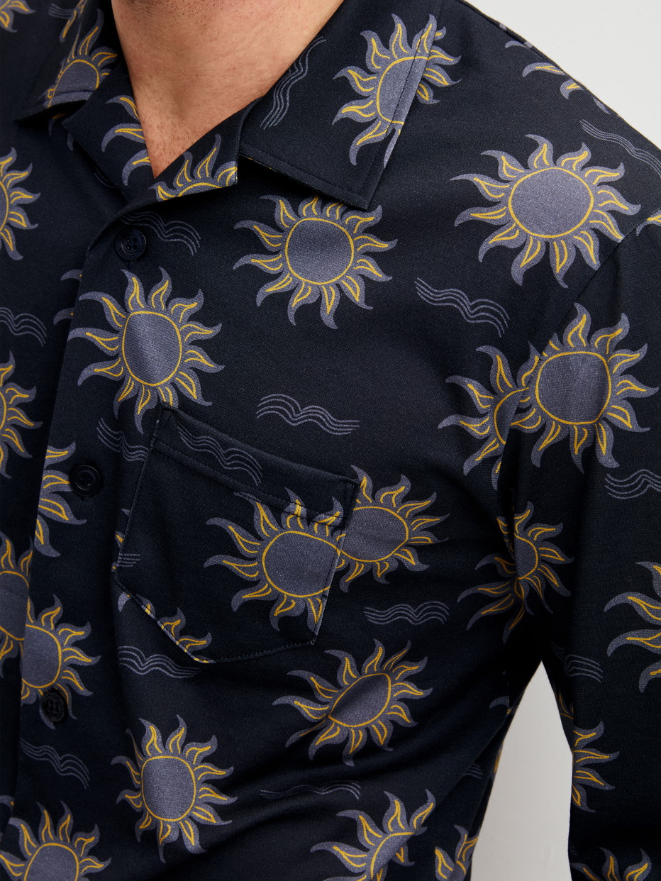 Herren-Model trägt Pyjama mit Knöpfen aus 100% Baumwolle in Blau, Gemustert aus Serie EDITION 85 von CALIDA, Detail