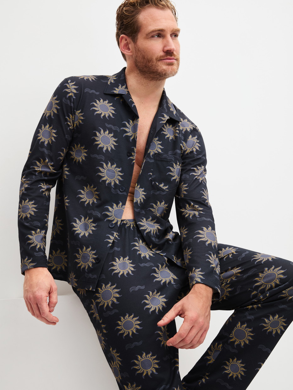 Herren-Model trägt Pyjama mit Knöpfen aus 100% Baumwolle in Blau, Gemustert aus Serie EDITION 85 von CALIDA, Zusatzbild