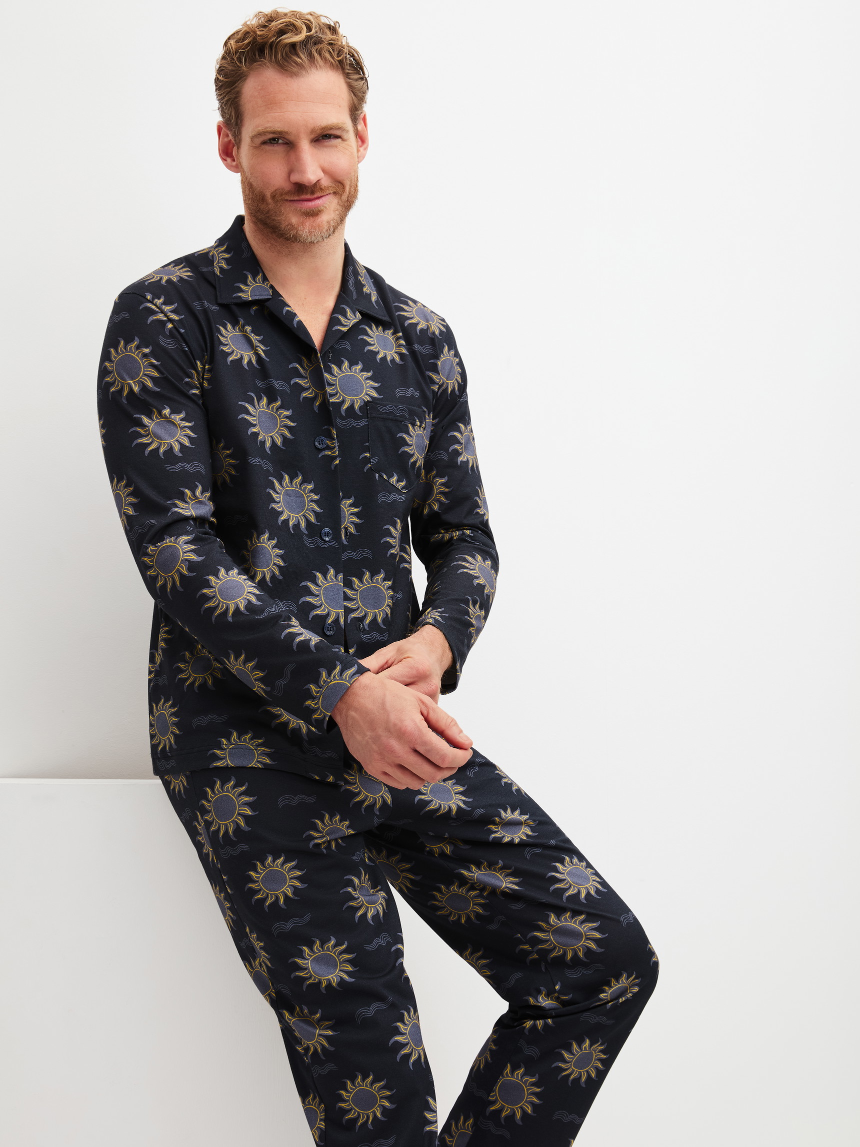 Herren-Model trägt Pyjama mit Knöpfen aus 100% Baumwolle in Blau, Gemustert aus Serie EDITION 85 von CALIDA, Zusatzbild