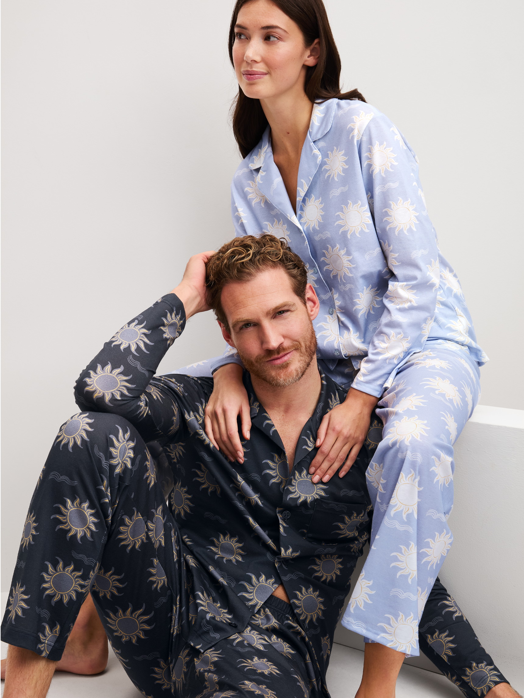 Herren-Model trägt Pyjama mit Knöpfen aus 100% Baumwolle in Blau, Gemustert aus Serie EDITION 85 von CALIDA, Zusatzbild