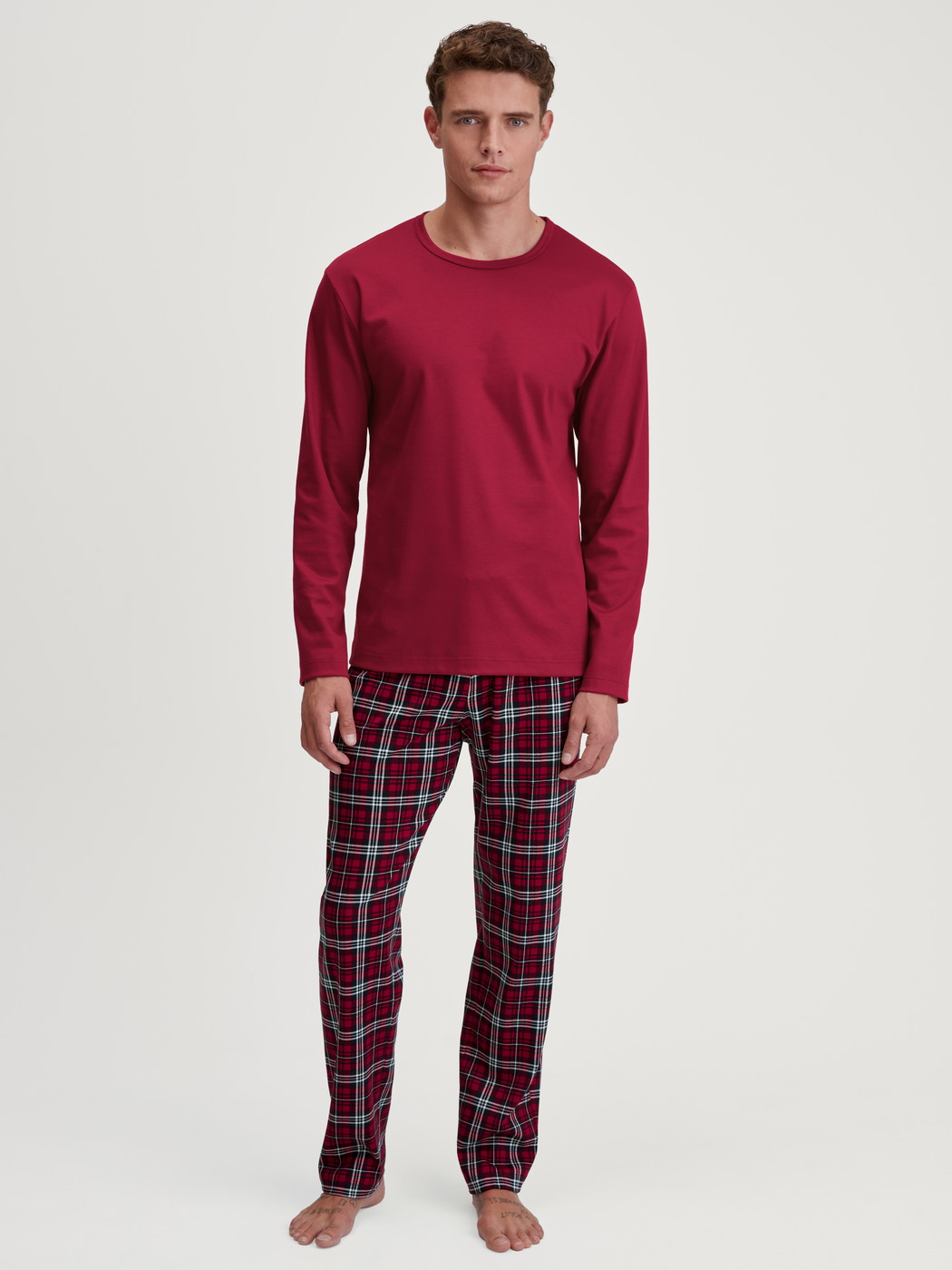 Herren-Model trägt Pyjama, lang aus 100% Baumwolle in Rot, Kariert aus Serie Family & Friends von CALIDA, Vorderansicht