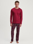Herren-Model trägt Pyjama, lang aus 100% Baumwolle in Rot, Kariert aus Serie Family & Friends von CALIDA, Vorderansicht