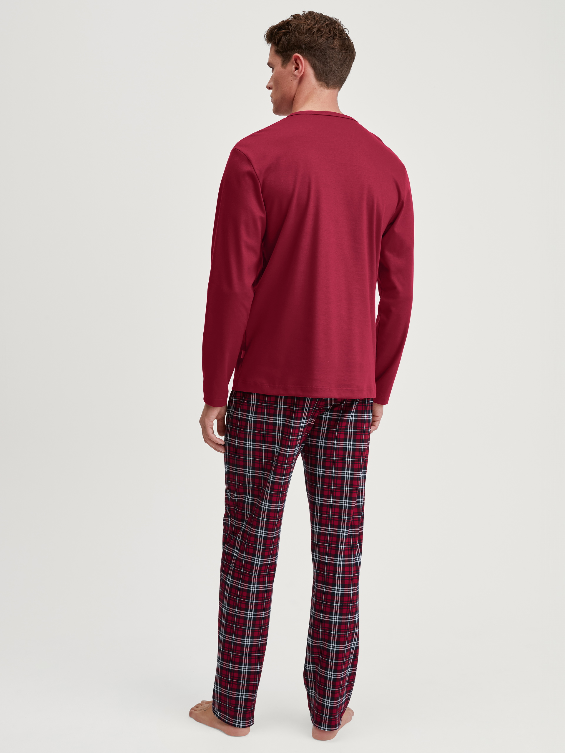 Herren-Model trägt Pyjama, lang aus 100% Baumwolle in Rot, Kariert aus Serie Family & Friends von CALIDA, Rückansicht
