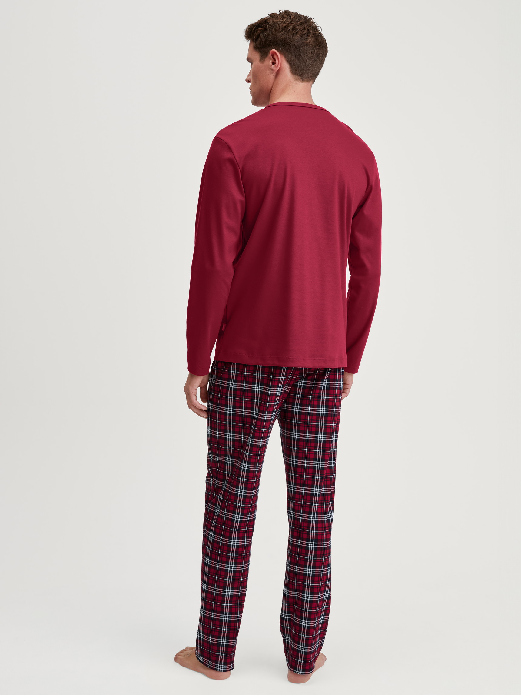 Le mannequin Homme porte le/la Pyjama, longue en 100% coton de couleur Rouge, À carreaux, de la série Family & Friends de CALIDA, Vue arrière