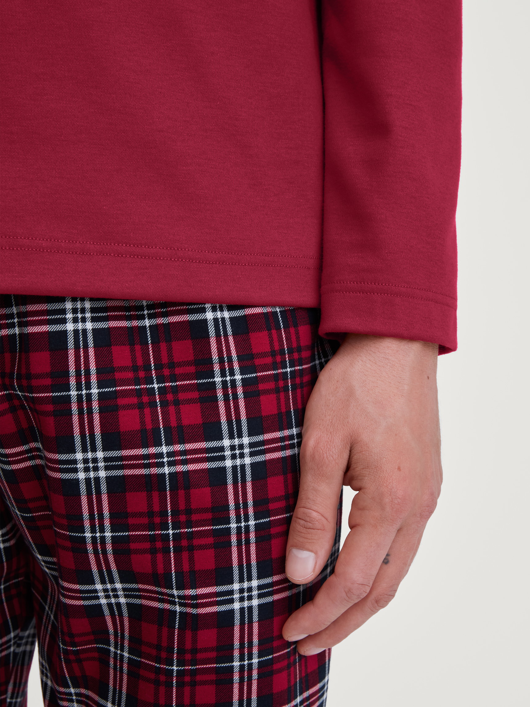 Le mannequin Homme porte le/la Pyjama, longue en 100% coton de couleur Rouge, À carreaux, de la série Family & Friends de CALIDA, Détail