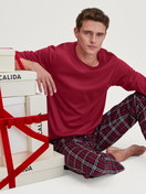 Herren-Model trägt Pyjama, lang aus 100% Baumwolle in Rot, Kariert aus Serie Family & Friends von CALIDA, Vorderansicht