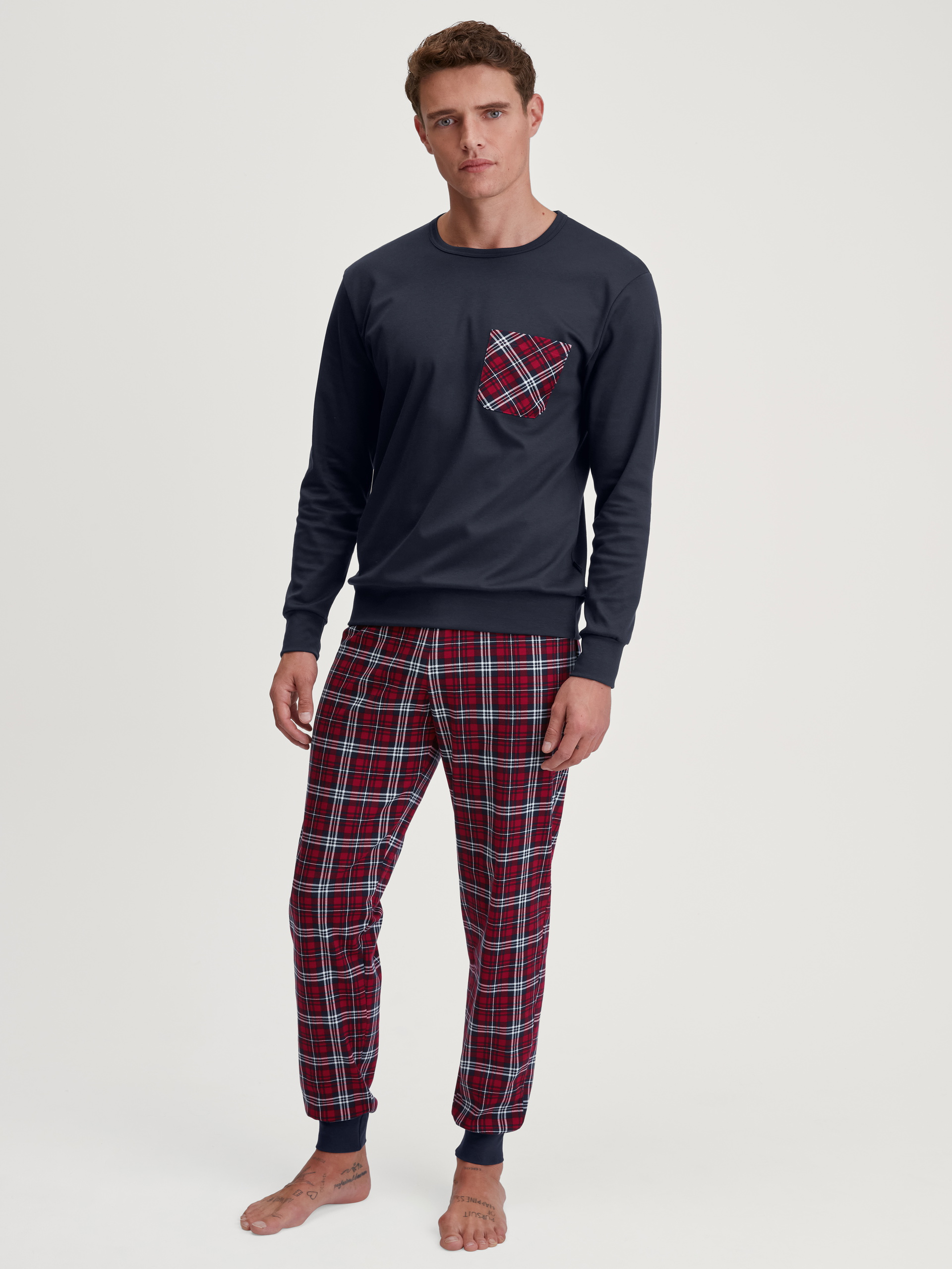 Herren-Model trägt Bündchen-Pyjama aus 100% Baumwolle in Blau, Kariert aus Serie Family & Friends von CALIDA, Vorderansicht