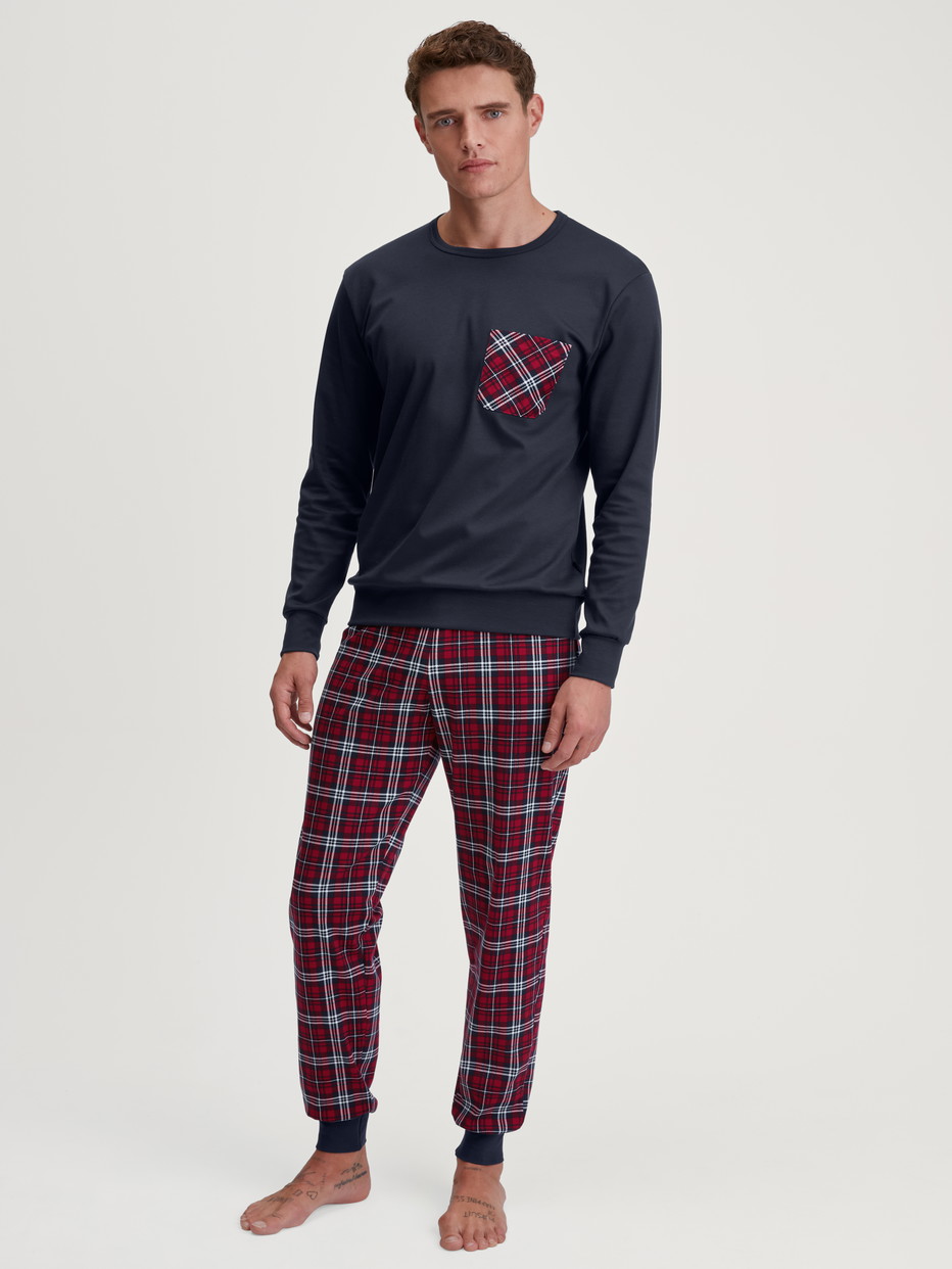 Herren-Model trägt Bündchen-Pyjama aus 100% Baumwolle in Blau, Kariert aus Serie Family & Friends von CALIDA, Vorderansicht