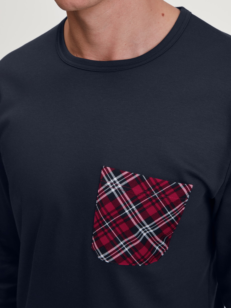 Herren-Model trägt Bündchen-Pyjama aus 100% Baumwolle in Blau, Kariert aus Serie Family & Friends von CALIDA, Detail