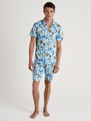 Herren-Model trägt Kurz-Pyjama mit Knöpfen aus 100% Baumwolle in Türkis, Gemustert aus Serie Relax Magic von CALIDA, Vorderansicht