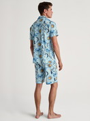 Herren-Model trägt Kurz-Pyjama mit Knöpfen aus 100% Baumwolle in Türkis, Gemustert aus Serie Relax Magic von CALIDA, Rückansicht