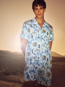 Herren-Model trägt Kurz-Pyjama mit Knöpfen aus 100% Baumwolle in Türkis, Gemustert aus Serie Relax Magic von CALIDA, Vorderansicht