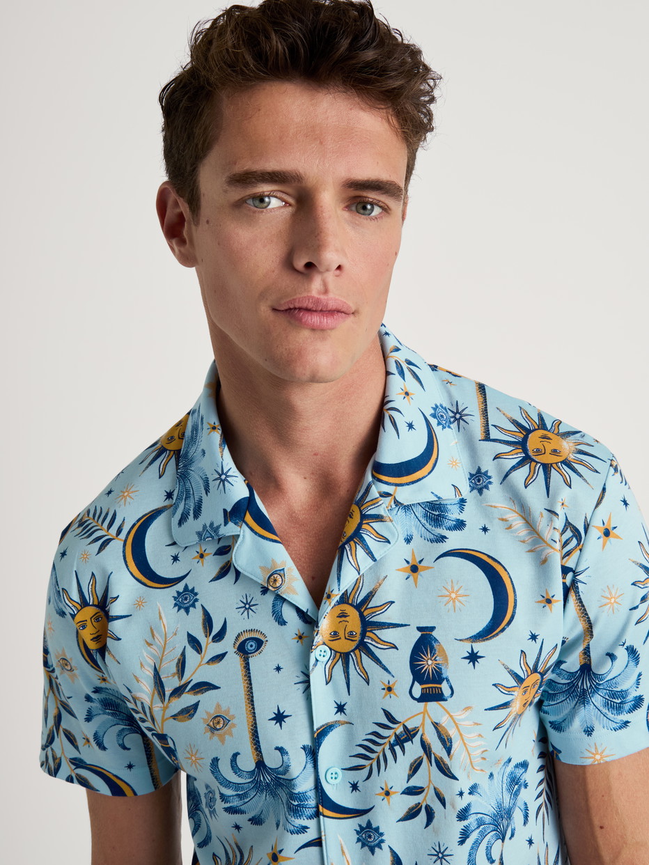 Men model is wearing Short Pyjamas with Buttons made of 100% Cotton in Turquoise, Patterned from the Relax Magic series by CALIDA, Detail