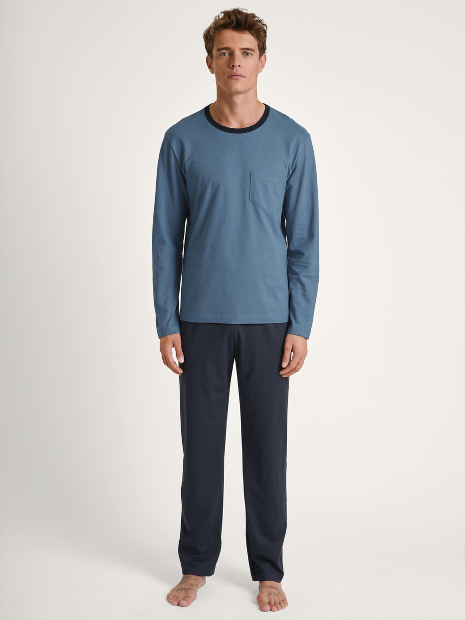 Herren-Model trägt Pyjama, lang aus 100% Baumwolle in Blau, Einfarbig aus Serie Relax Essentials von CALIDA, Vorderansicht