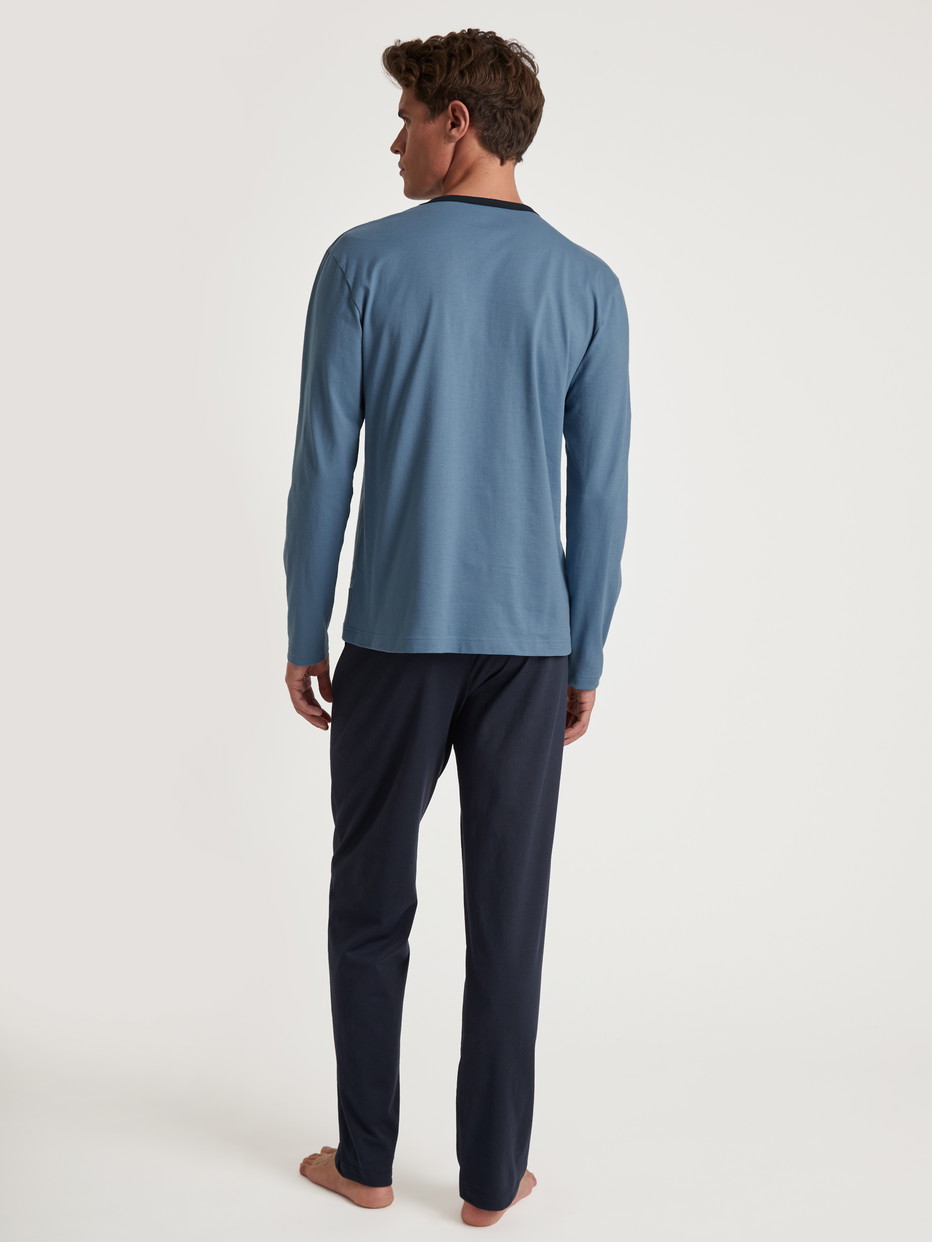 Herren-Model trägt Pyjama, lang aus 100% Baumwolle in Blau, Einfarbig aus Serie Relax Essentials von CALIDA, Rückansicht