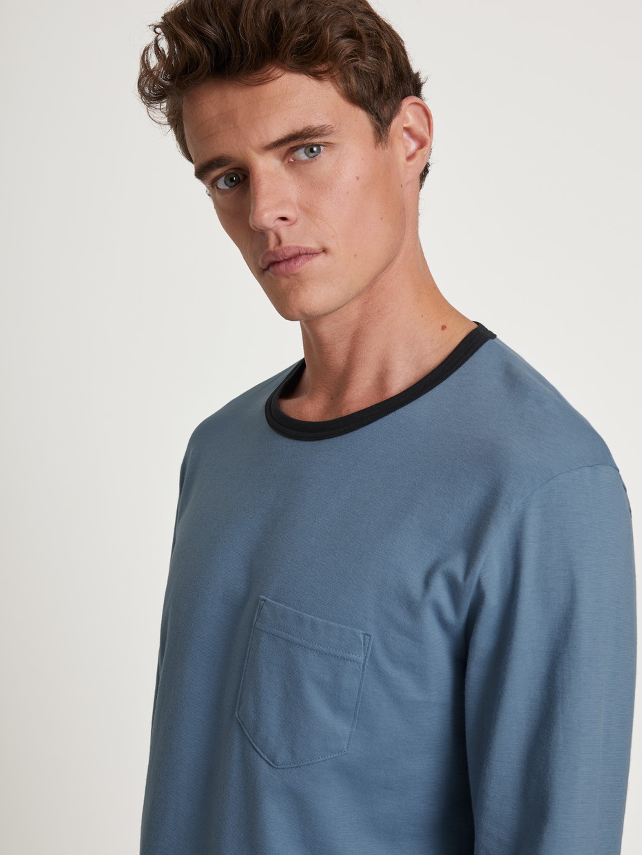 Herren-Model trägt Pyjama, lang aus 100% Baumwolle in Blau, Einfarbig aus Serie Relax Essentials von CALIDA, Detail