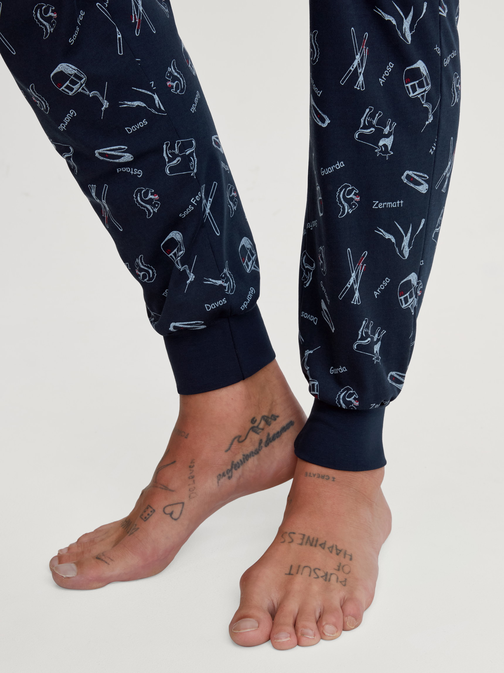 Men model is wearing Pyjama with cuff made of 100% Cotton in Blue, Patterned from the Relax Swiss Resort series by CALIDA, Detail