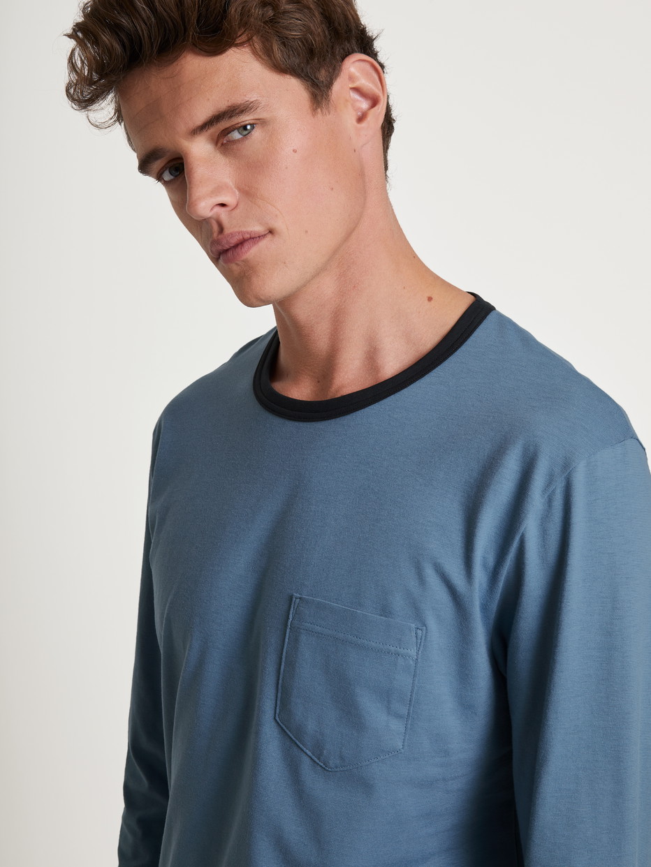 Herren-Model trägt Bündchen-Pyjama aus 100% Baumwolle in Blau, Einfarbig aus Serie Relax Essentials von CALIDA, Detail