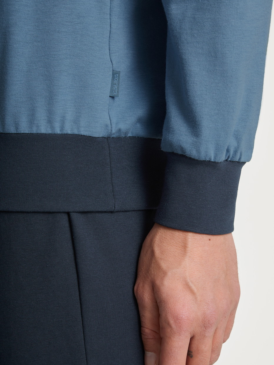 Herren-Model trägt Bündchen-Pyjama aus 100% Baumwolle in Blau, Einfarbig aus Serie Relax Essentials von CALIDA, Detail
