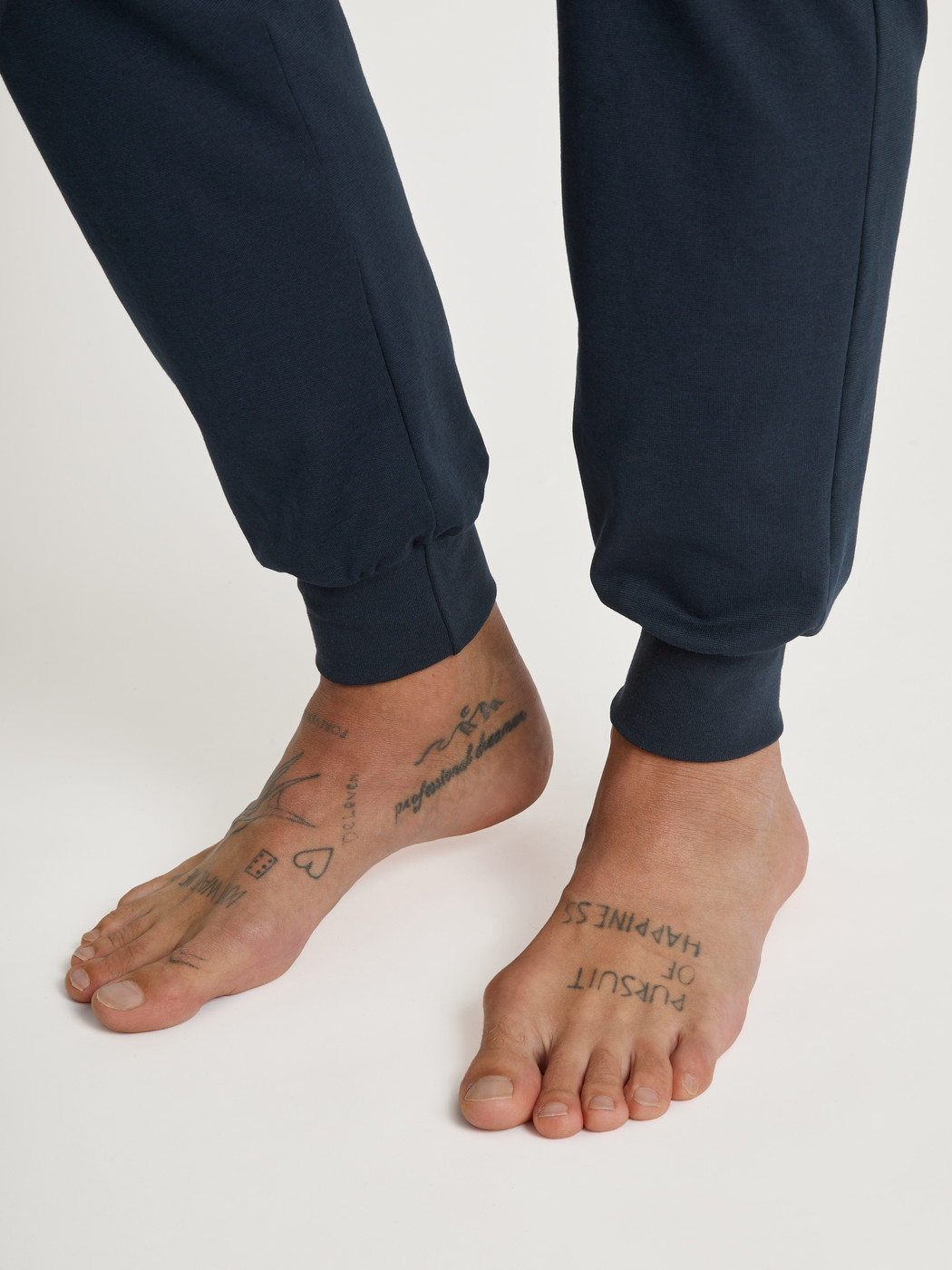 La modella / Il modello Uomo indossa Pigiama con polsini in 100% cotone di colore Blu, Tinta unita, della serie Relax Essentials di CALIDA