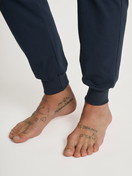 La modella / Il modello Uomo indossa Pigiama con polsini in 100% cotone di colore Blu, Tinta unita, della serie Relax Essentials di CALIDA