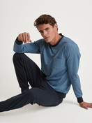 La modella / Il modello Uomo indossa Pigiama con polsini in 100% cotone di colore Blu, Tinta unita, della serie Relax Essentials di CALIDA, Vista frontale