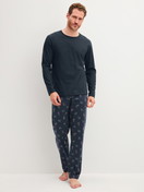 Herren-Model trägt Pyjama, lang aus 100% Baumwolle in Blau, Gemustert aus Serie Family & Friends von CALIDA, Vorderansicht