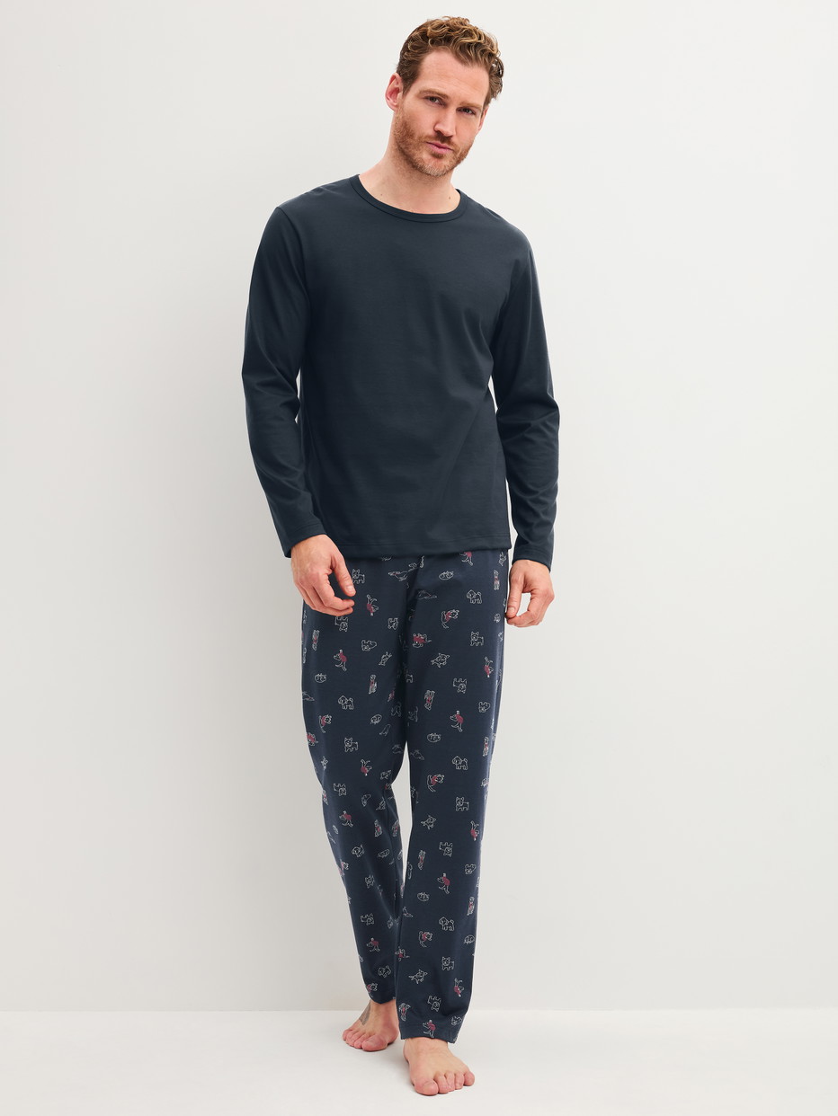 Herren-Model trägt Pyjama, lang aus 100% Baumwolle in Blau, Gemustert aus Serie Family & Friends von CALIDA, Vorderansicht