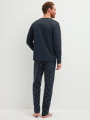 Herren-Model trägt Pyjama, lang aus 100% Baumwolle in Blau, Gemustert aus Serie Family & Friends von CALIDA, Rückansicht
