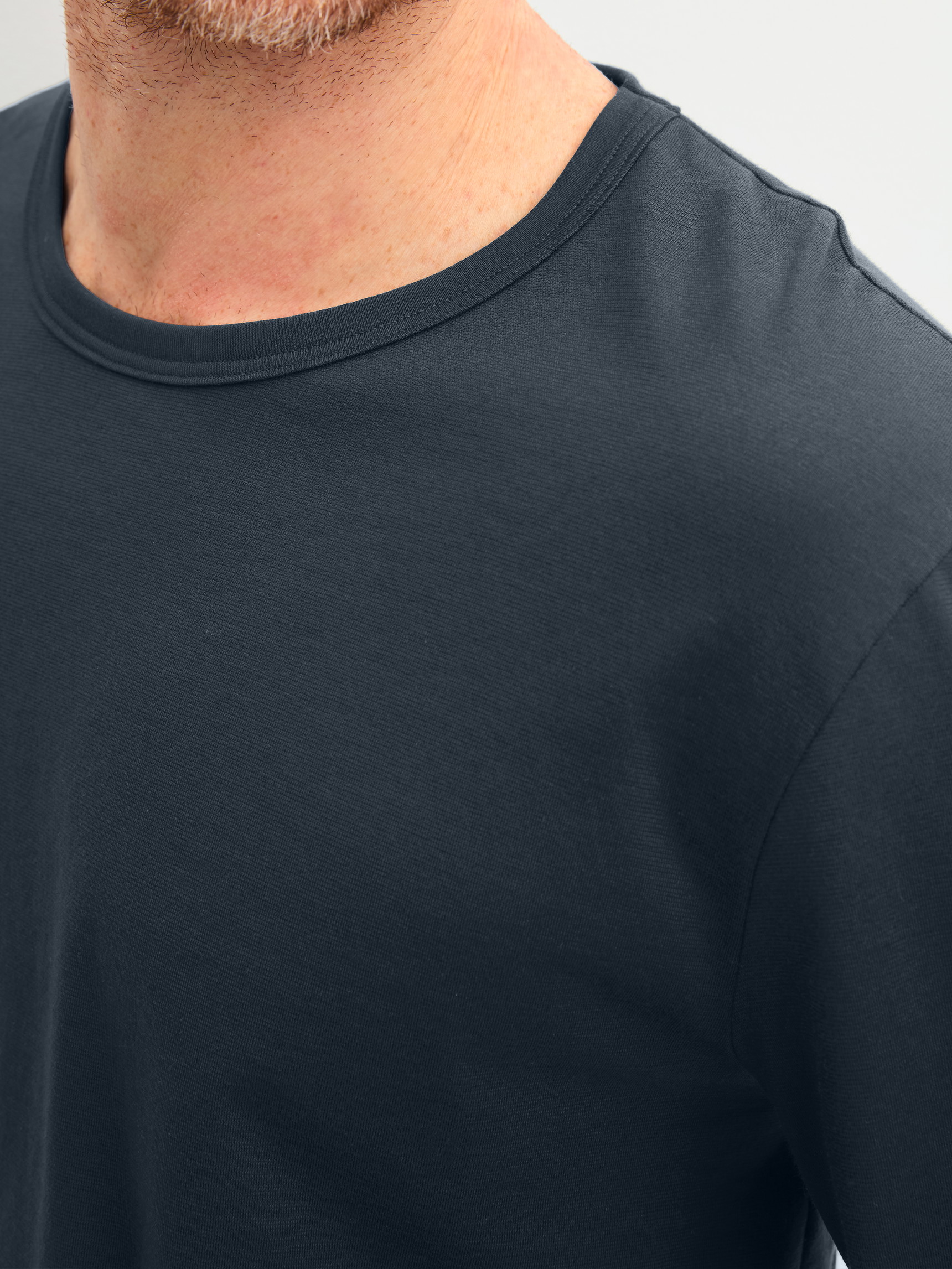 Herren-Model trägt Pyjama, lang aus 100% Baumwolle in Blau, Gemustert aus Serie Family & Friends von CALIDA, Detail