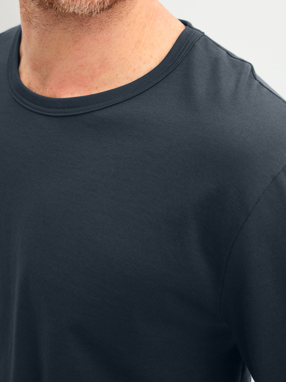Herren-Model trägt Pyjama, lang aus 100% Baumwolle in Blau, Gemustert aus Serie Family & Friends von CALIDA, Detail