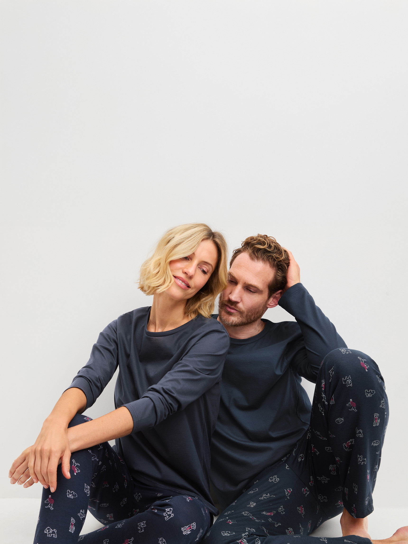 Herren-Model trägt Pyjama, lang aus 100% Baumwolle in Blau, Gemustert aus Serie Family & Friends von CALIDA, Zusatzbild