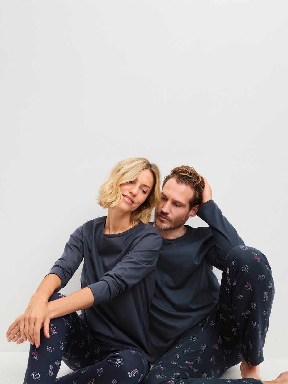 Herren-Model trägt Pyjama, lang aus 100% Baumwolle in Blau, Gemustert aus Serie Family & Friends von CALIDA, Zusatzbild