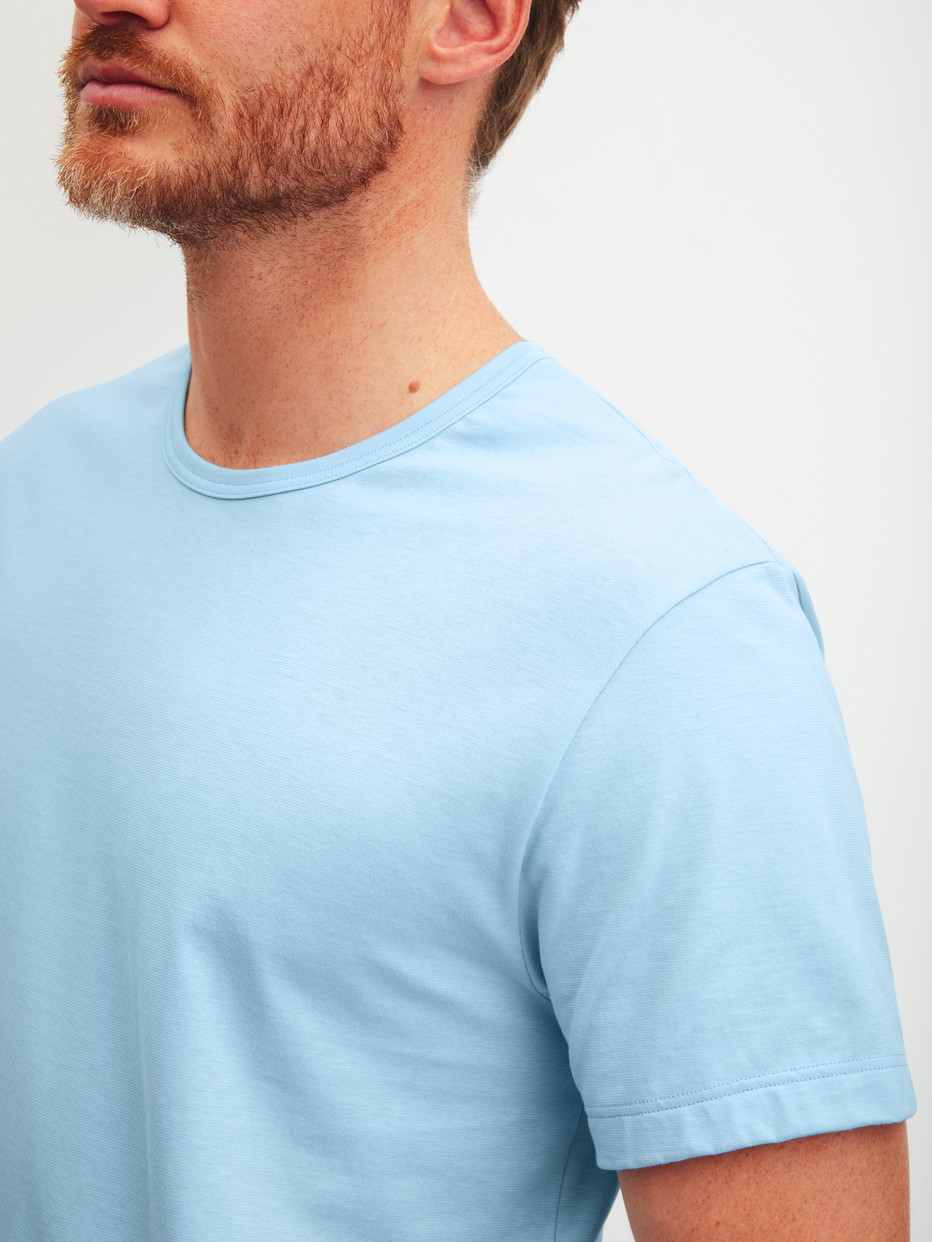 Herren-Model trägt Kurz-Pyjama aus 100% Baumwolle in Blau, Gemustert aus Serie Relax Imprint 2 von CALIDA, Detail