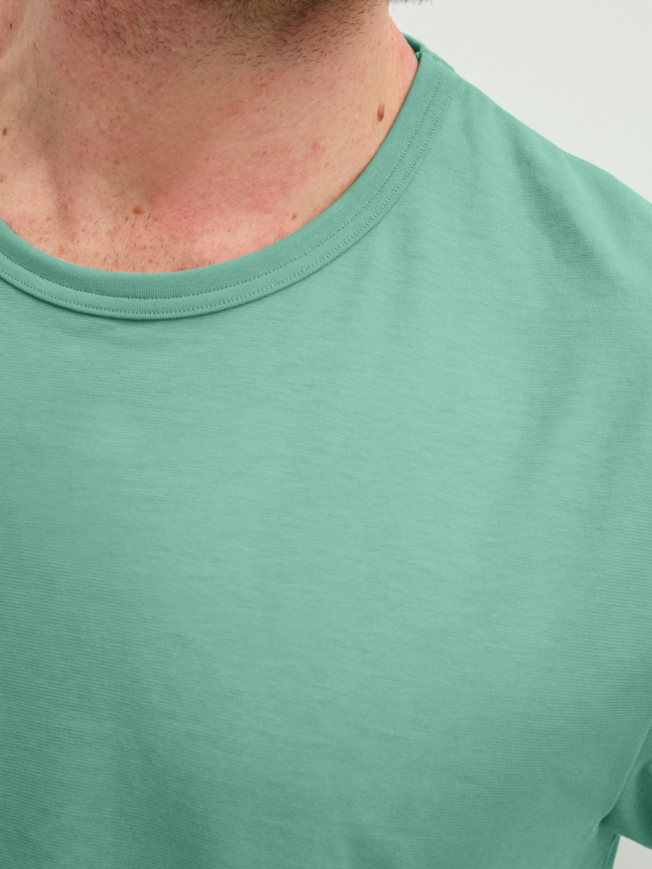 Herren-Model trägt Kurz-Pyjama aus 100% Baumwolle in Grün, Gestreift aus Serie Relax Easter von CALIDA, Detail
