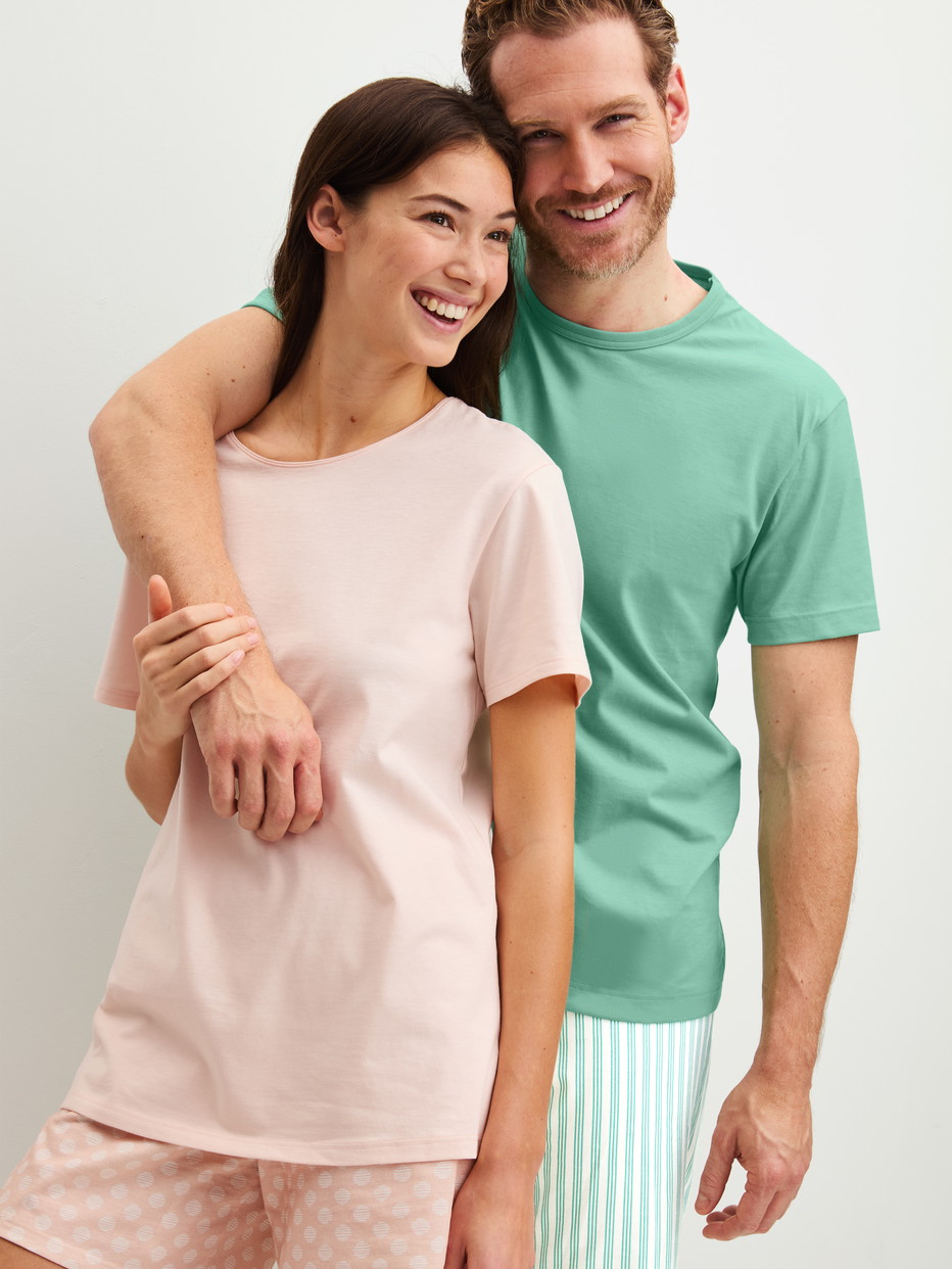 Herren-Model trägt Kurz-Pyjama aus 100% Baumwolle in Grün, Gestreift aus Serie Relax Easter von CALIDA, Zusatzbild