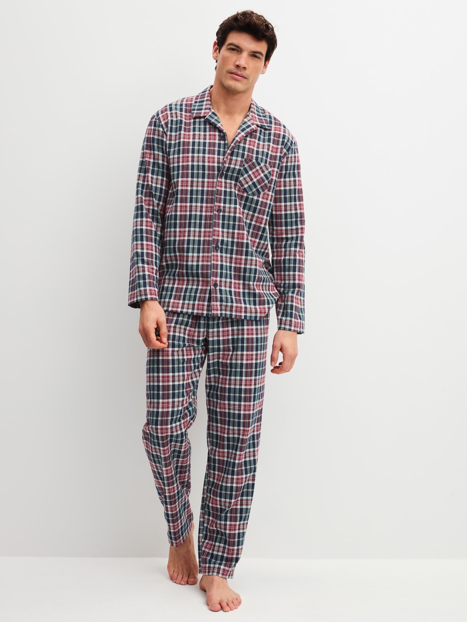 Herren-Model trägt Pyjama mit Knöpfen aus 100% Baumwolle in Blau, Kariert aus Serie Family & Friends von CALIDA, Vorderansicht