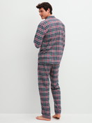 Herren-Model trägt Pyjama mit Knöpfen aus 100% Baumwolle in Blau, Kariert aus Serie Family & Friends von CALIDA, Rückansicht