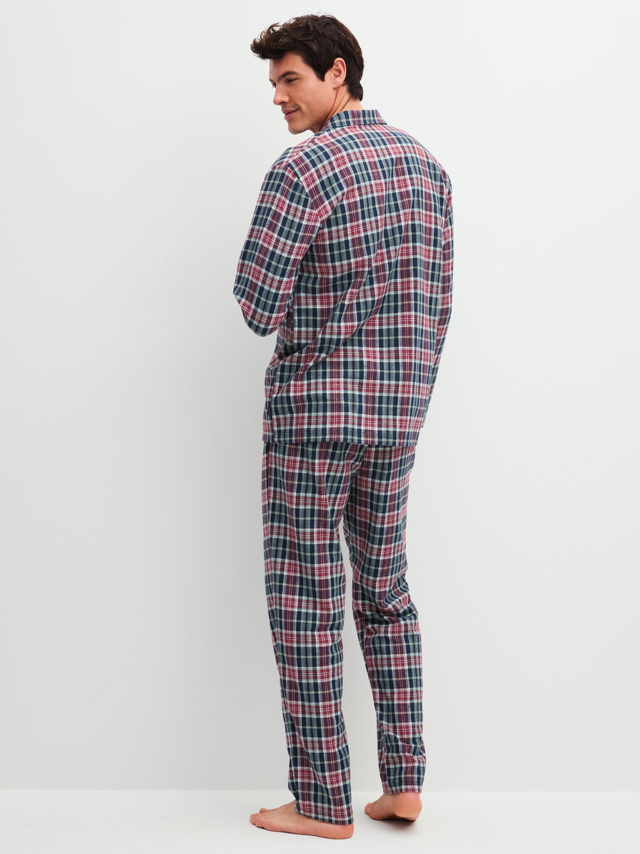 Herren-Model trägt Pyjama mit Knöpfen aus 100% Baumwolle in Blau, Kariert aus Serie Family & Friends von CALIDA, Rückansicht