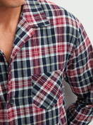 Herren-Model trägt Pyjama mit Knöpfen aus 100% Baumwolle in Blau, Kariert aus Serie Family & Friends von CALIDA, Detail