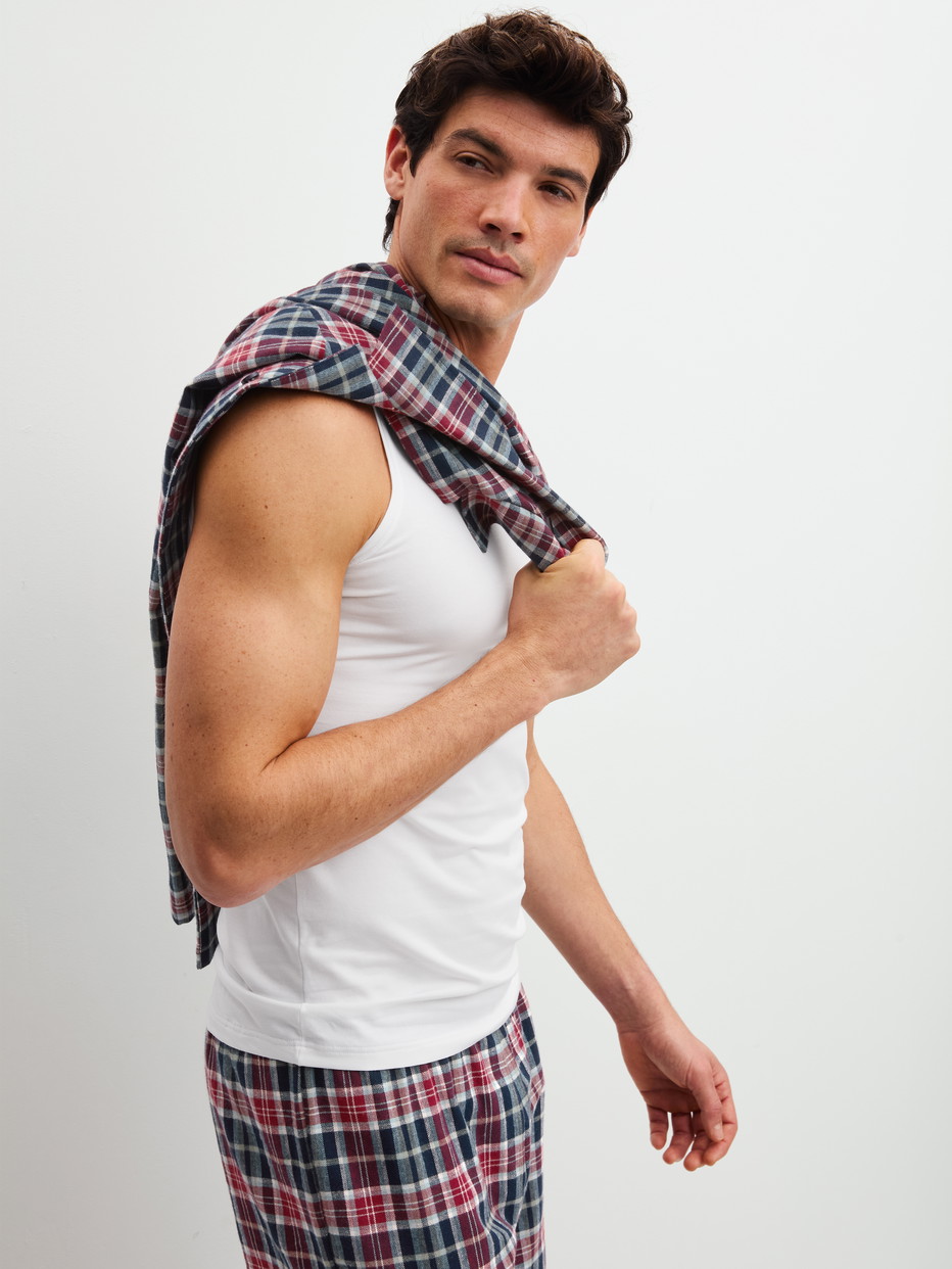 Herren-Model trägt Pyjama mit Knöpfen aus 100% Baumwolle in Blau, Kariert aus Serie Family & Friends von CALIDA, Zusatzbild