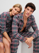Herren-Model trägt Pyjama mit Knöpfen aus 100% Baumwolle in Blau, Kariert aus Serie Family & Friends von CALIDA, Zusatzbild