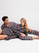Herren-Model trägt Pyjama mit Knöpfen aus 100% Baumwolle in Blau, Kariert aus Serie Family & Friends von CALIDA, Zusatzbild