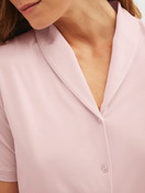 Damen-Model trägt Kurz-Pyjama aus Modal in Rosa, Einfarbig aus Serie Balancing Dreams von CALIDA, Detail