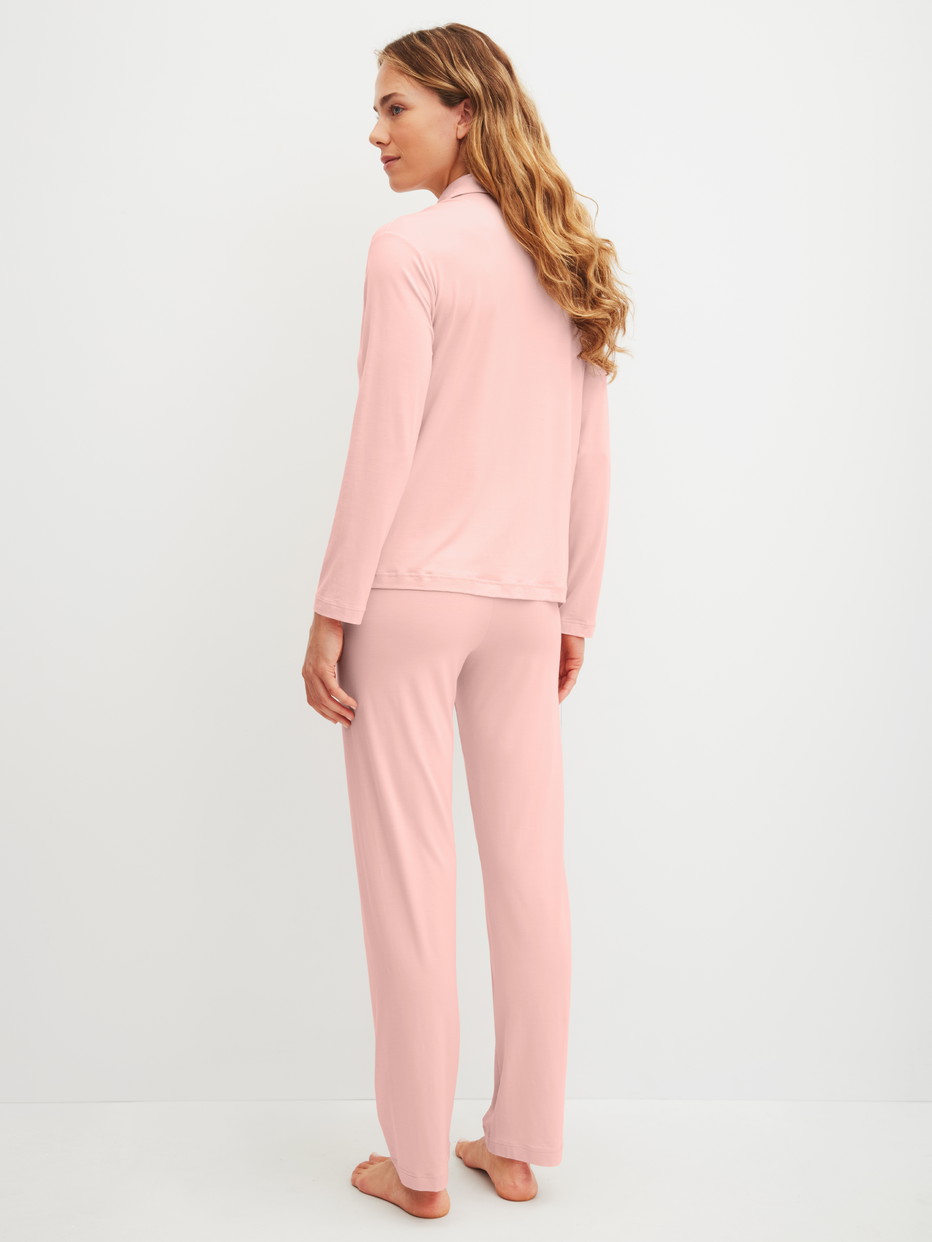 Damen-Model trägt Pyjama mit Knöpfen aus Modal in Rosa, Einfarbig aus Serie Balancing Dreams von CALIDA, Rückansicht