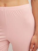 Damen-Model trägt Pyjama mit Knöpfen aus Modal in Rosa, Einfarbig aus Serie Balancing Dreams von CALIDA, Detail