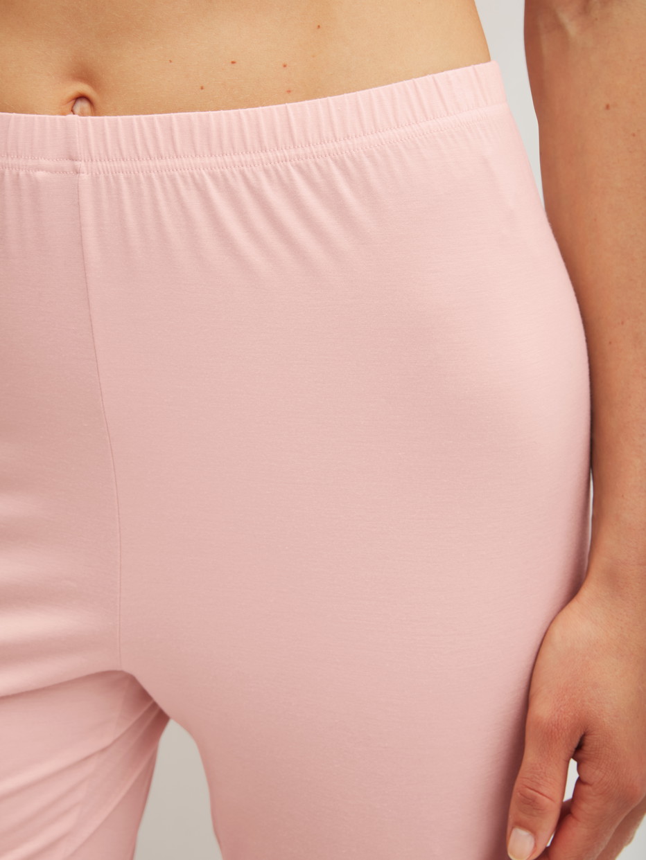 Damen-Model trägt Pyjama mit Knöpfen aus Modal in Rosa, Einfarbig aus Serie Balancing Dreams von CALIDA, Detail