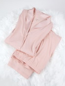 Damen-Model trägt Pyjama mit Knöpfen aus Modal in Rosa, Einfarbig aus Serie Balancing Dreams von CALIDA, Zusatzbild