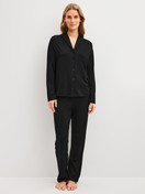 Le mannequin Femme porte le/la Pyjama à boutons en Modal de couleur Noir, Unicolore, de la série Balancing Dreams de CALIDA, Vue de face